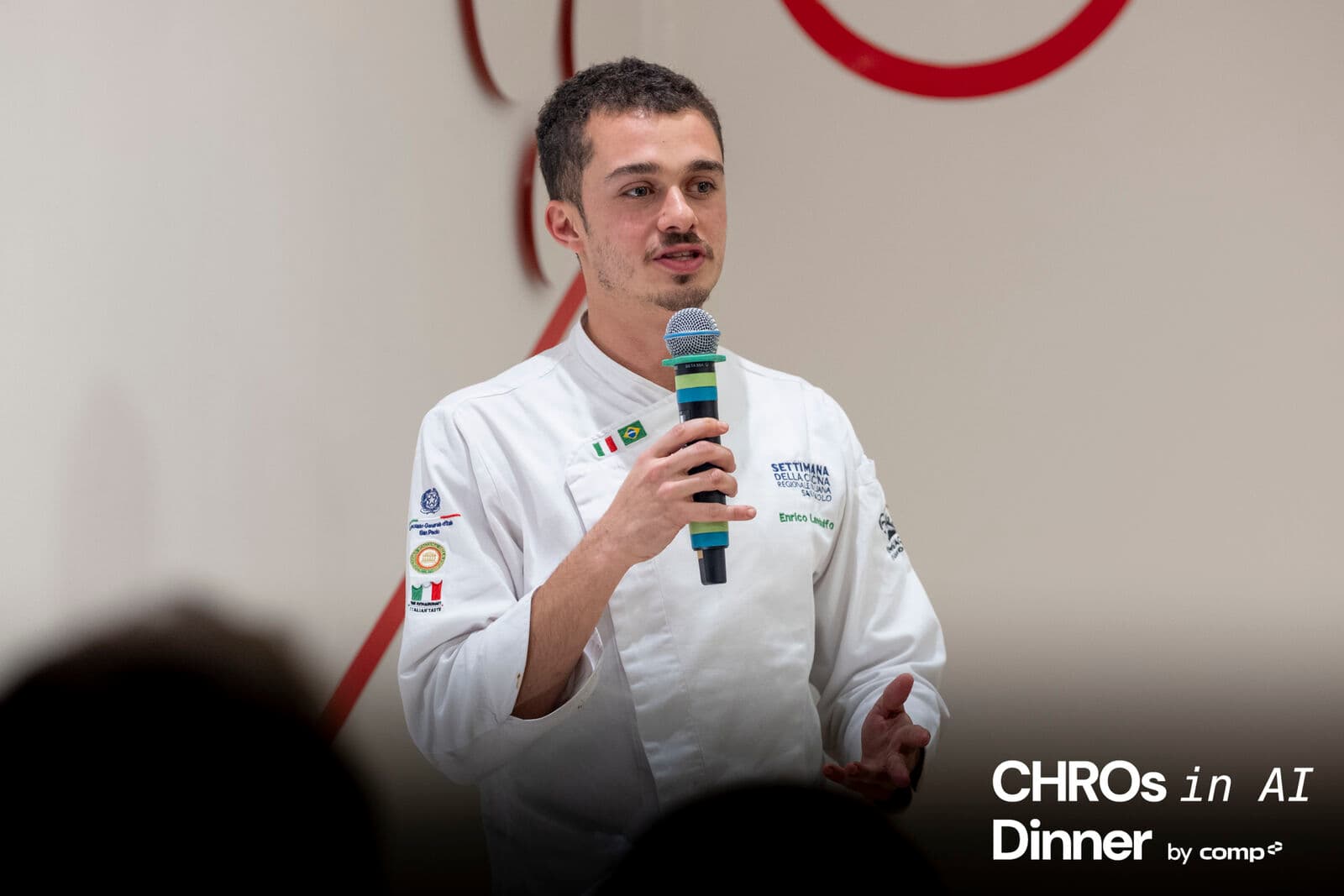 Chef apresentando o menu do jantar da comunidade