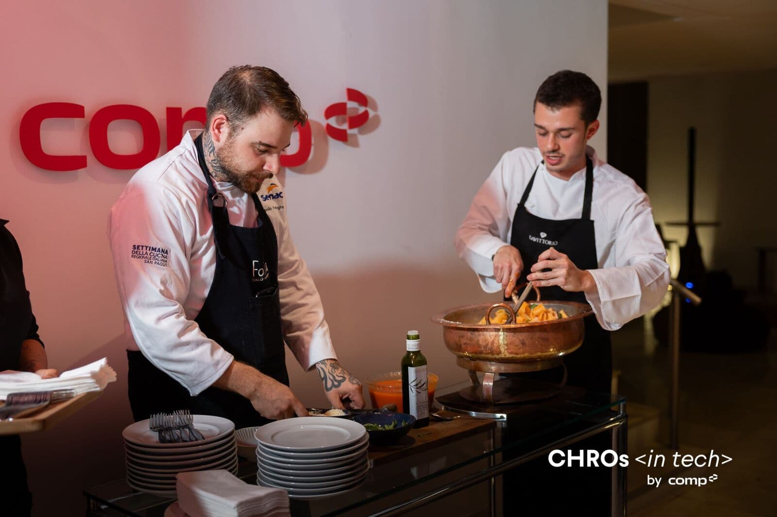 Chefs finalizando os pratos do jantar