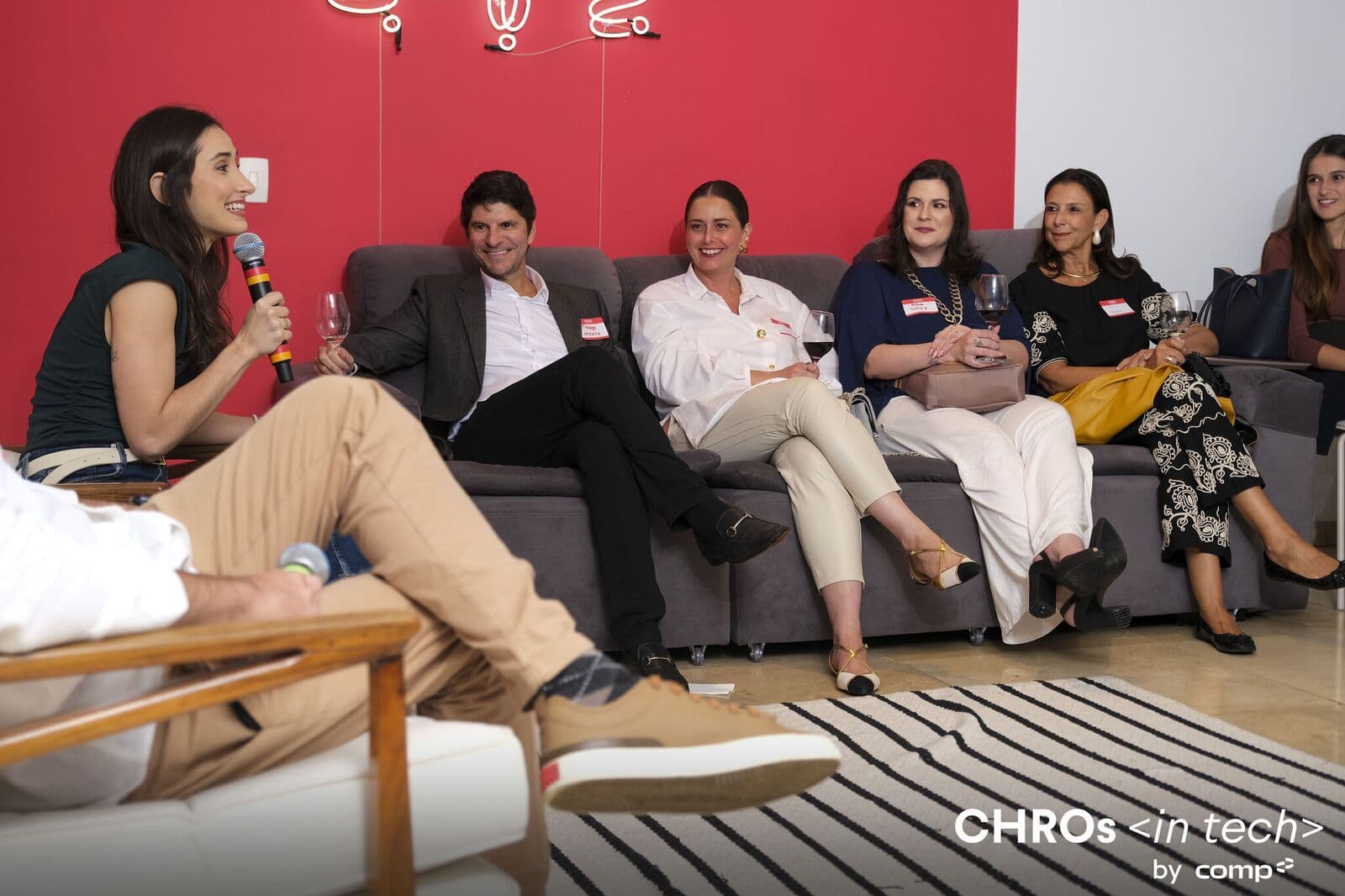 Painel no sofá com participantes do encontro