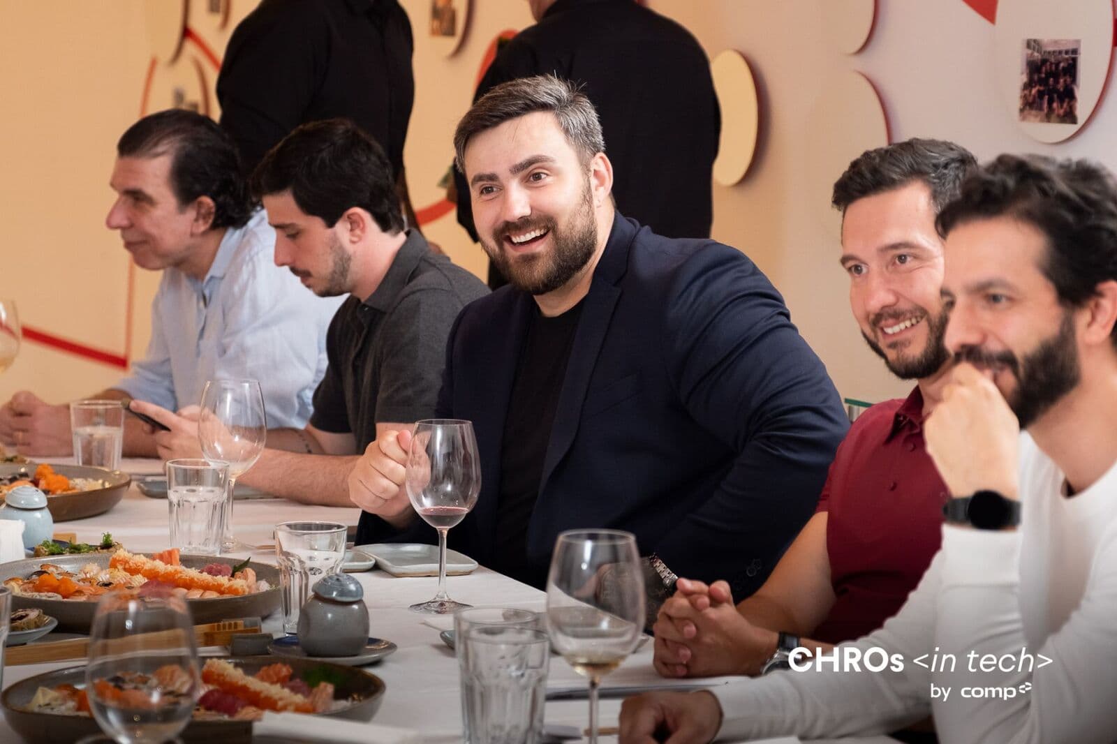 Membros à mesa durante o jantar da comunidade