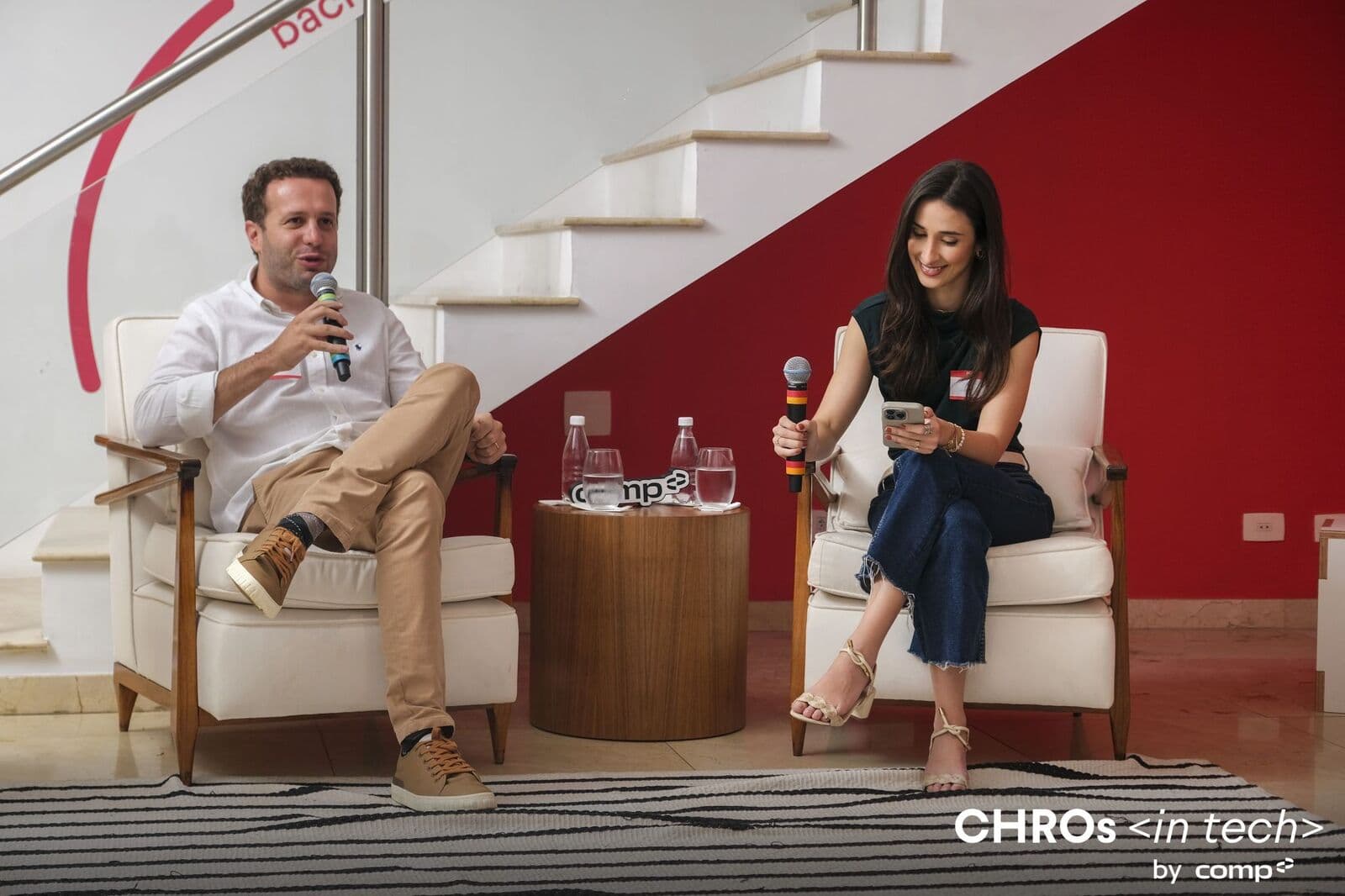 Bate-papo entre dois convidados nas poltronas