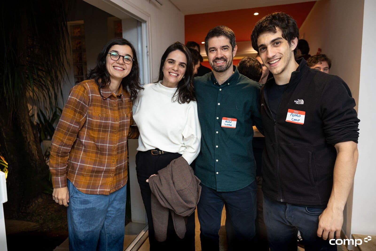 Quatro participantes posando no jantar da comunidade