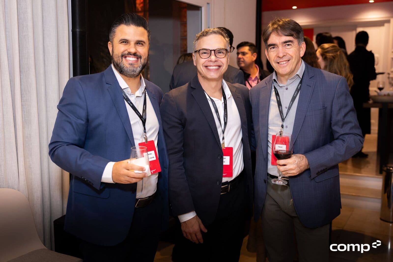 Executivos de People em um jantar da comunidade