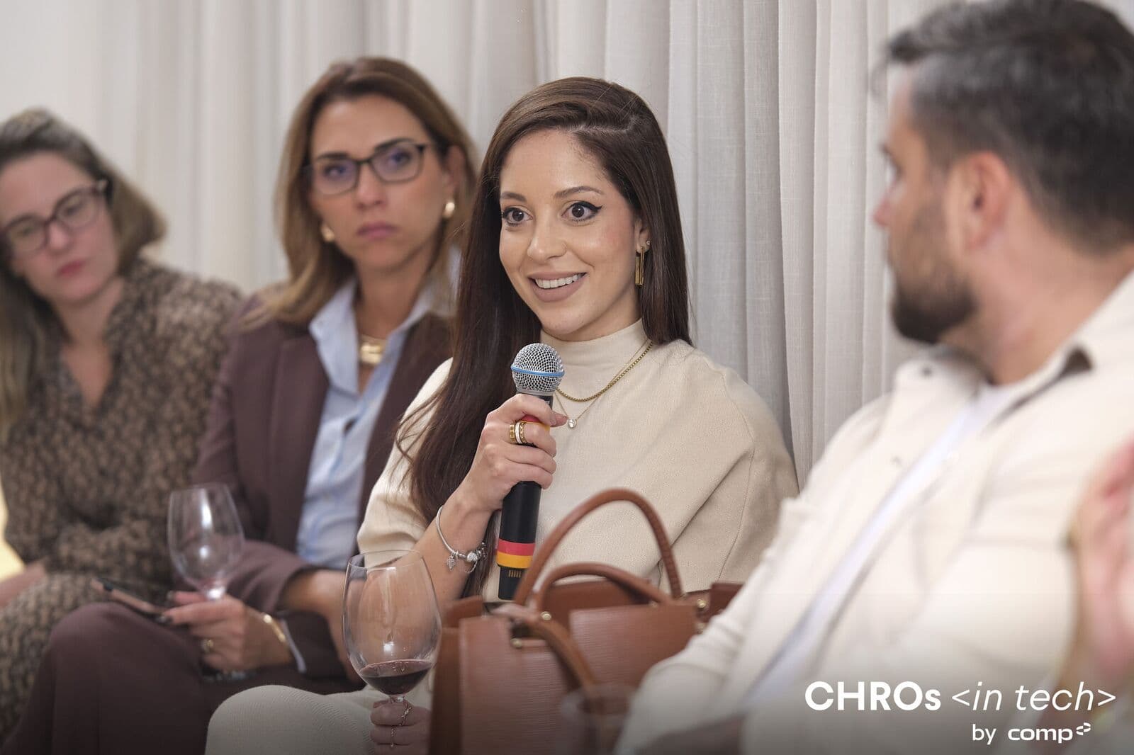 Participante fazendo pergunta com o microfone