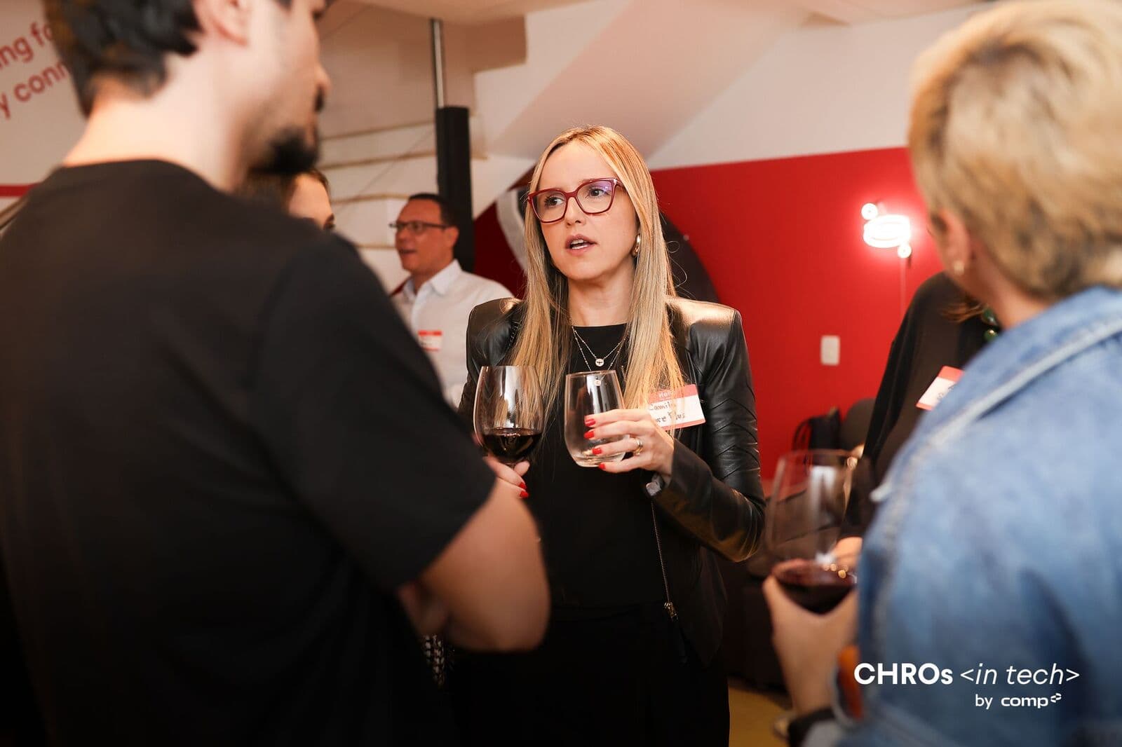 Networking com taça de vinho durante o jantar