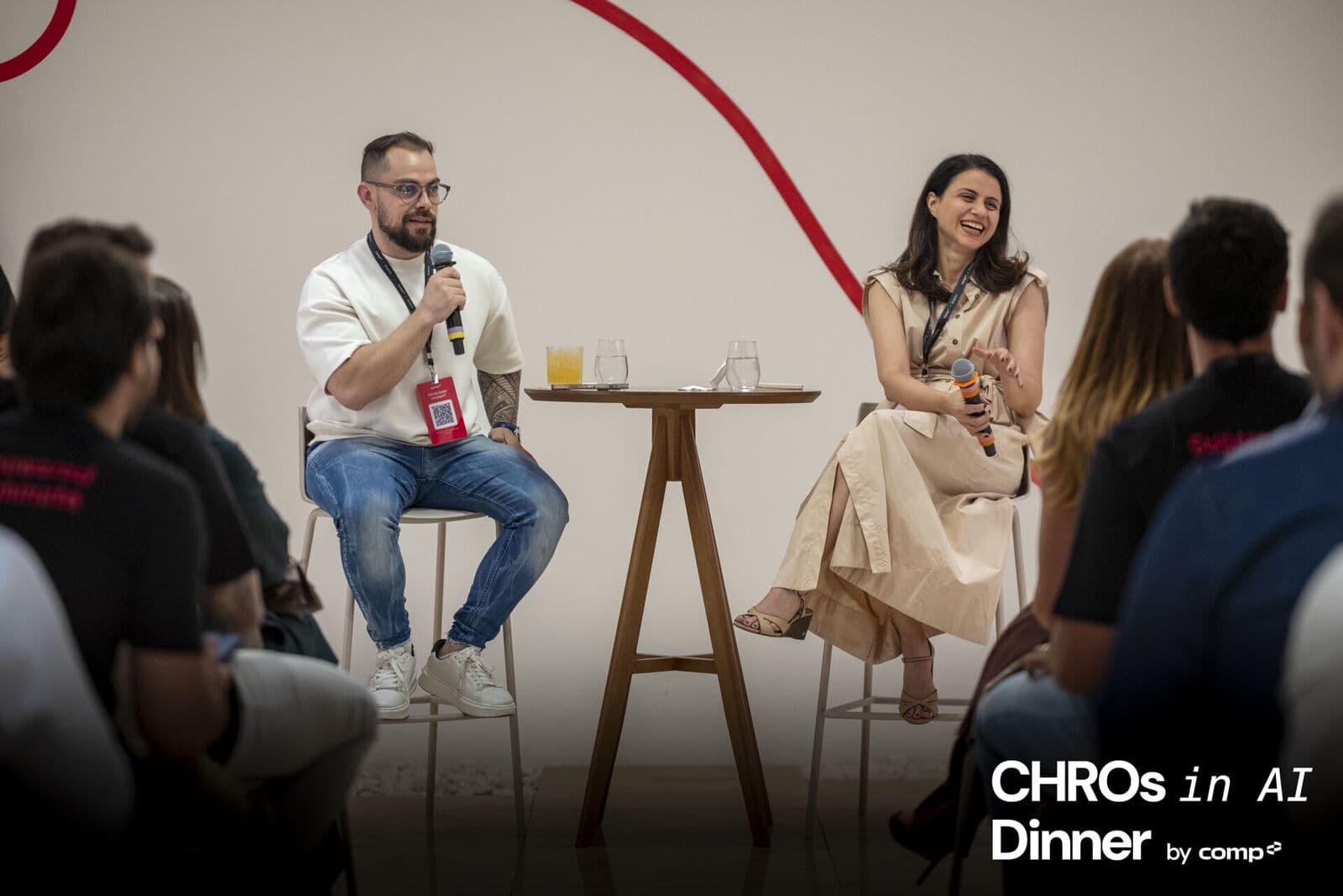 Conversa no palco entre dois participantes do jantar