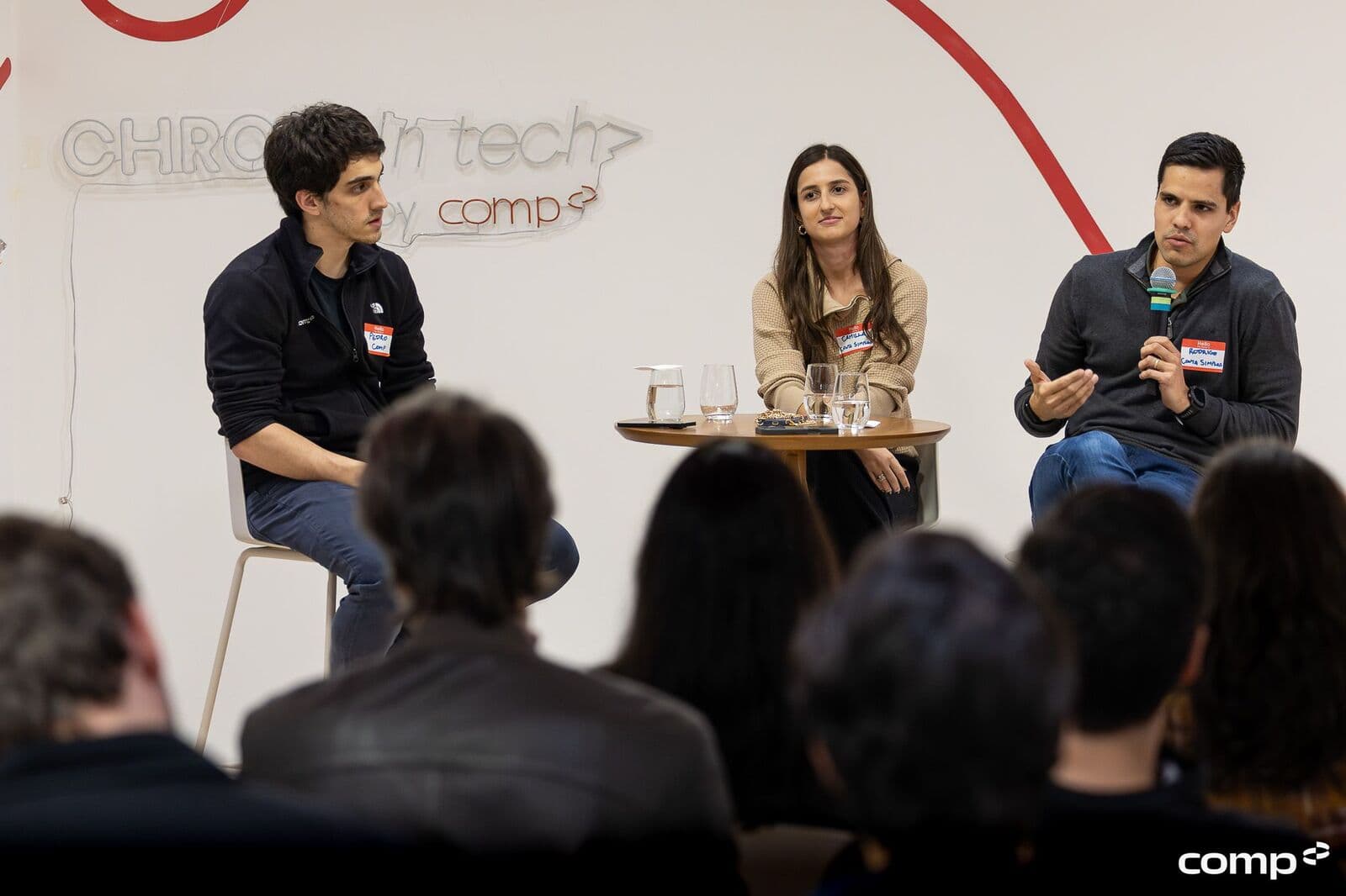 Painel de conversa no palco durante o encontro